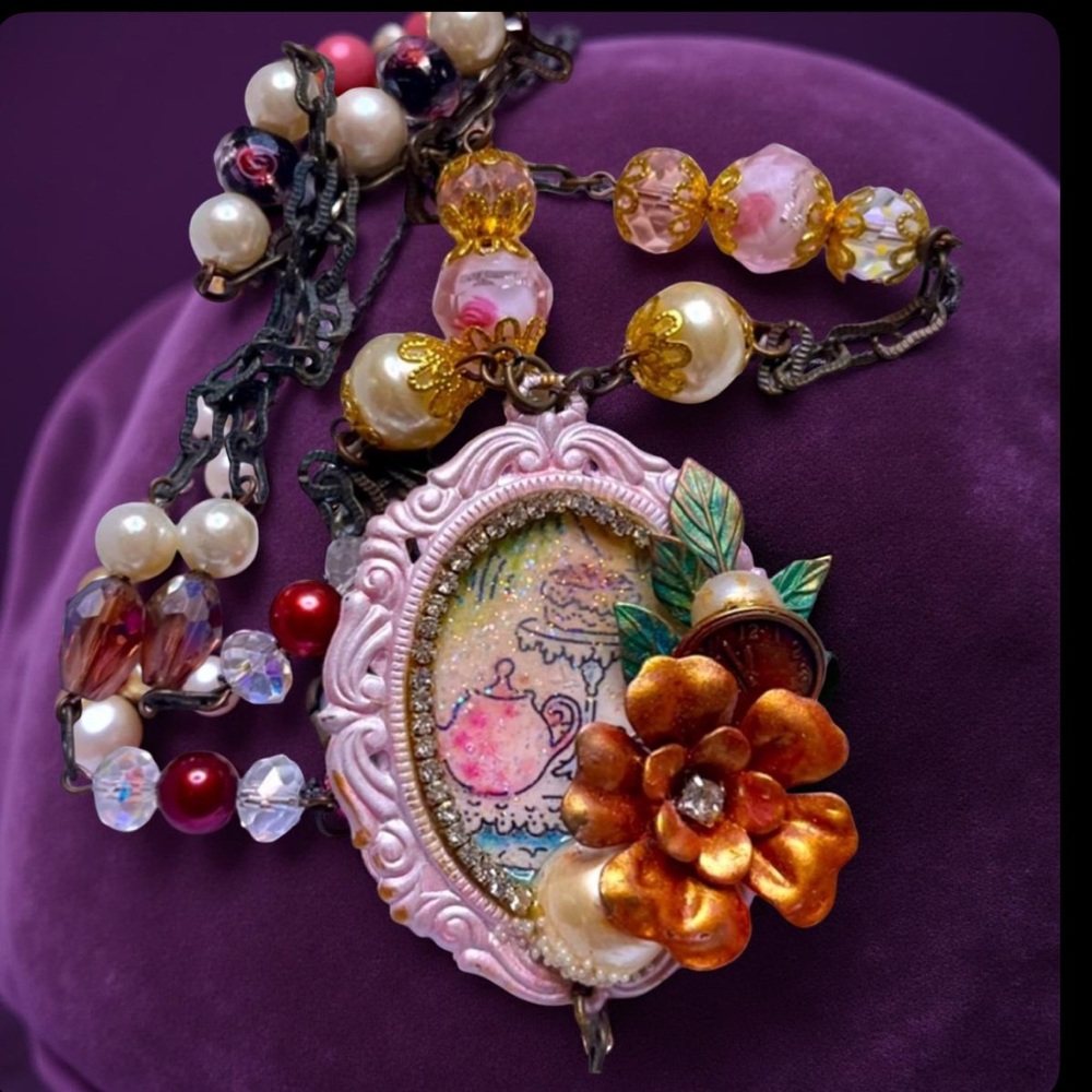 Hand Crafted Vintage Floral Pendant Necklace New